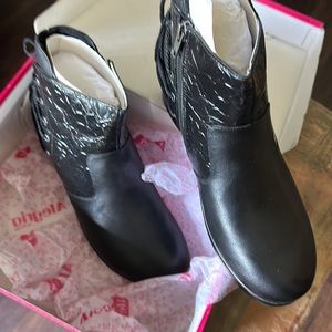 Alegria Stevee booties in “Cute Stuff Ink” black Brand New